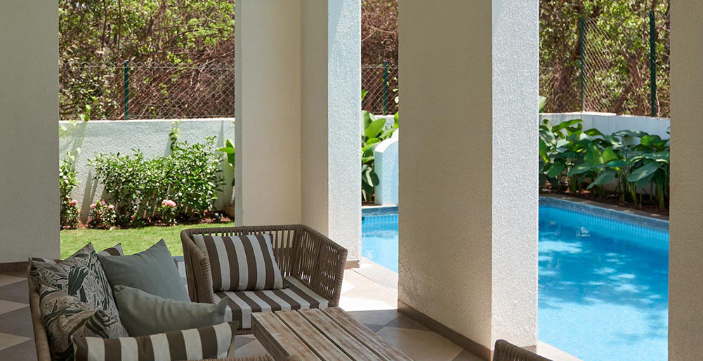 Aurelia - Villa E - Outdoor seating by the pool